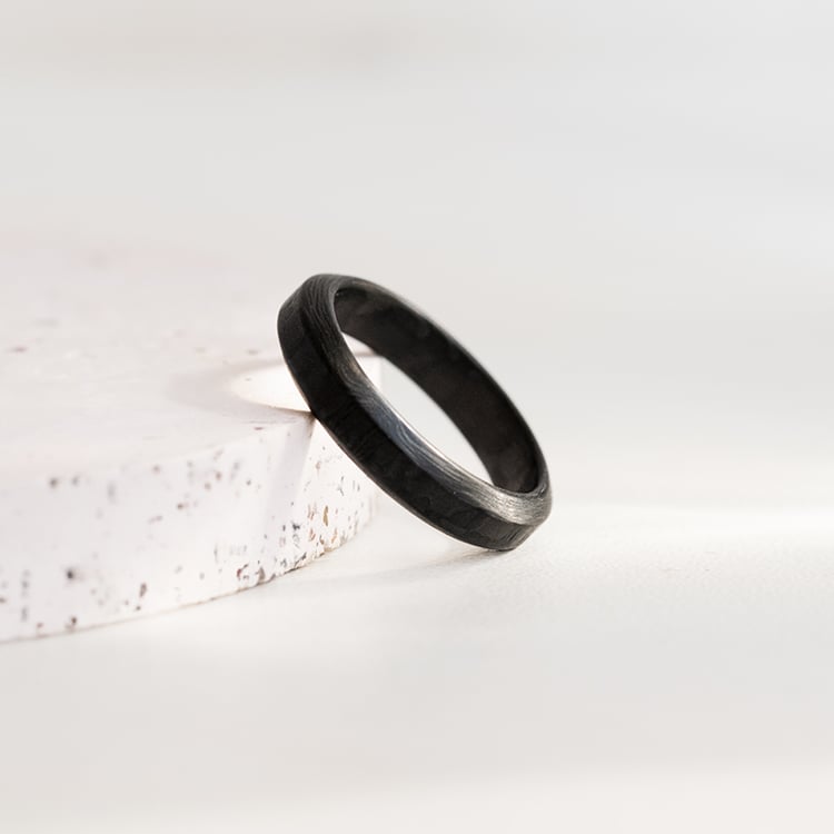 Flacher minimalistischer Ehering aus Carbon mit abgeschrägten Kanten Versiss 146070
