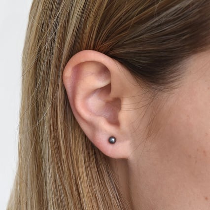 Minimalistische Ohrringe mit schwarzen Perlen Lyam