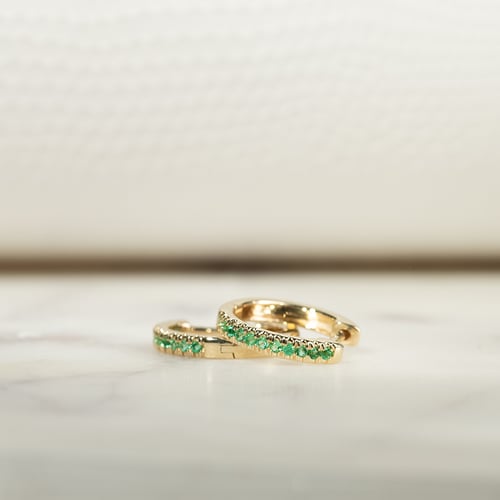 Elegante runde Ohrringe mit Smaragden Gomati