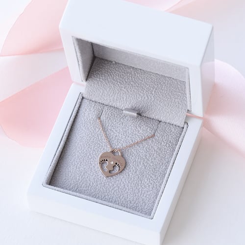 Goldener Anhänger mit Kinderfüßen und Gravur Olivia