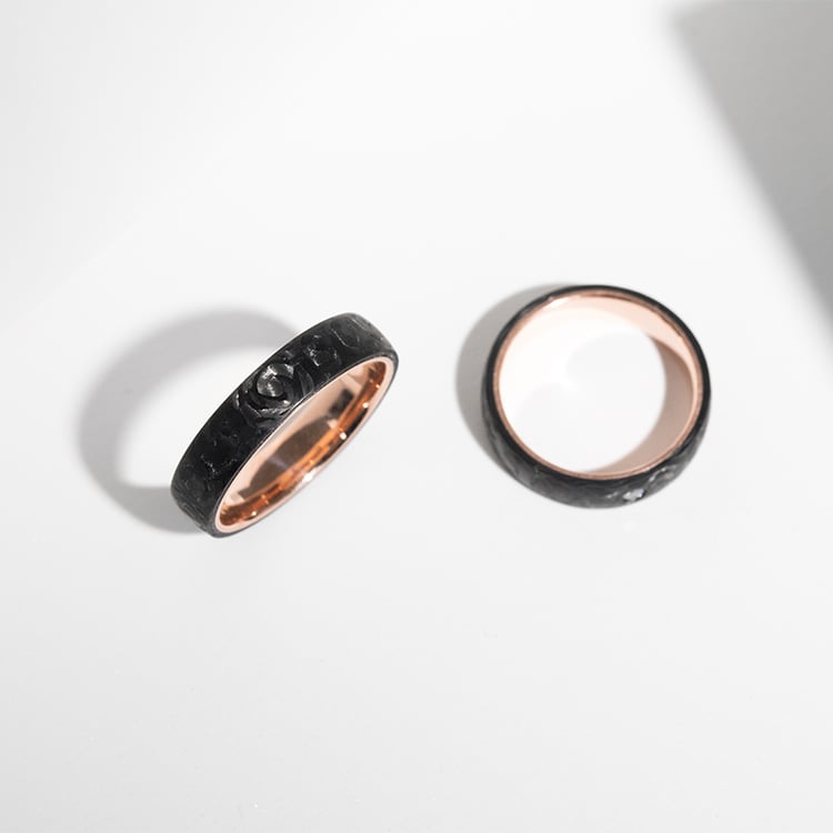 Leicht abgerundete Eheringe aus Carbon und Gold mit Diamant Katu 124578