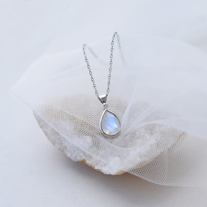 Goldene Anhänger mit Mondstein und Diamanten Moontly