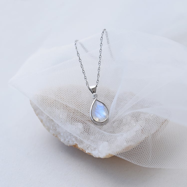 Goldene Anhänger mit Mondstein und Diamanten Moontly 65601