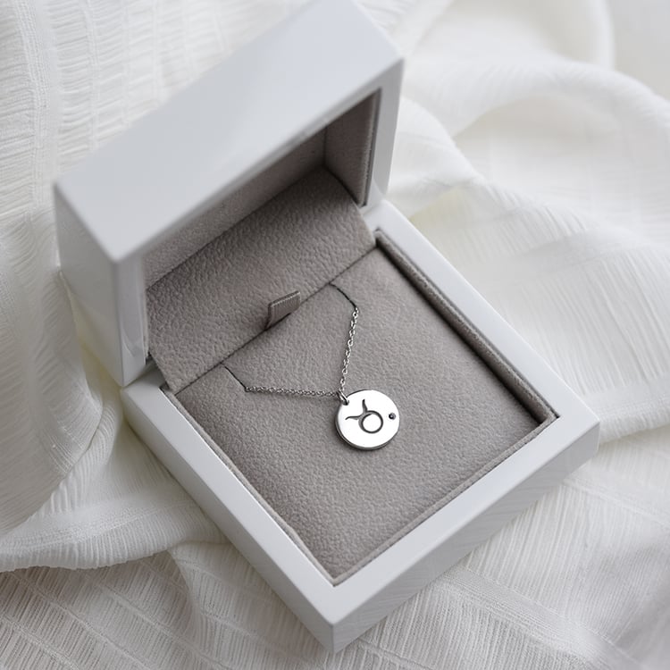 Silberner Anhänger mit Sternzeichen und einem blauen Saphir Stier 103438