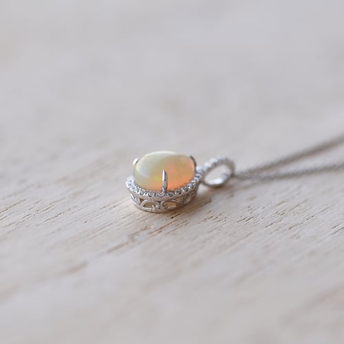 Luxuriöser Anhänger mit weißem Opal und Diamanten Gale