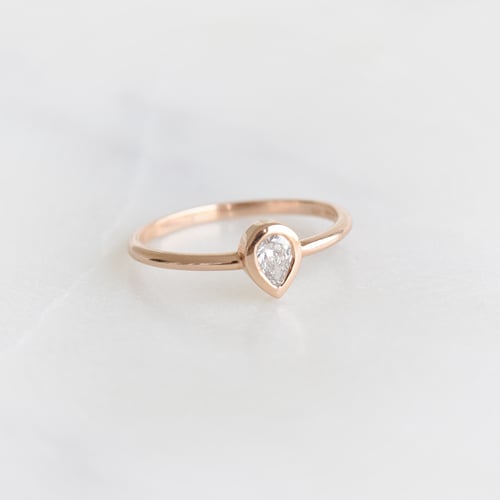 Minimalistischer Ring mit Pear Diamanten Nunez