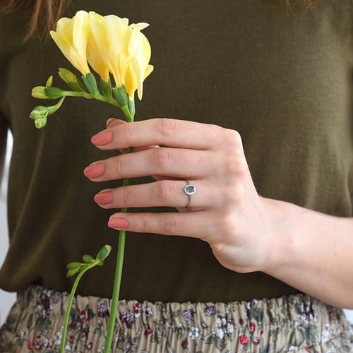 Halo-Ring mit Alexandrit und seitlichen Diamanten Avis