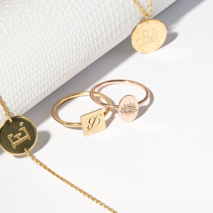 Ring mit Quadrat zum Gravieren eines Buchstabens Leal