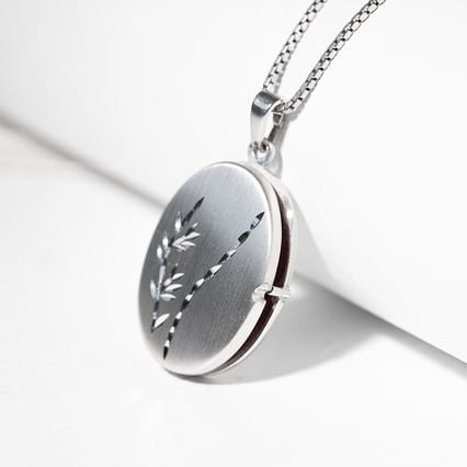 Silbernes Medaillon mit Muster zum Öffnen Basil