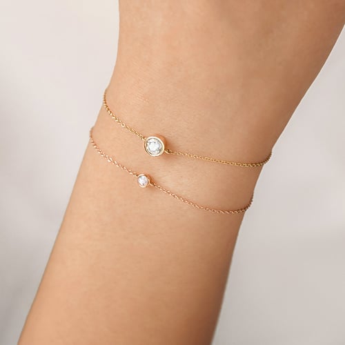 Silbernes minimalistisches Armband mit Mondstein Bonato