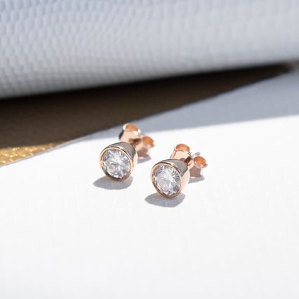 Bezel-Ohrringe mit Moissanit Wetty