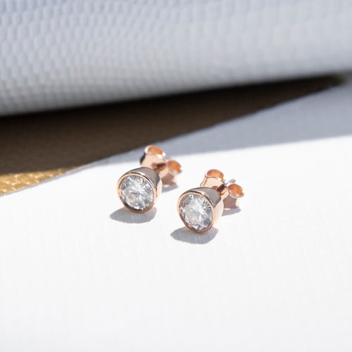 Bezel-Ohrringe mit Moissanit Wetty