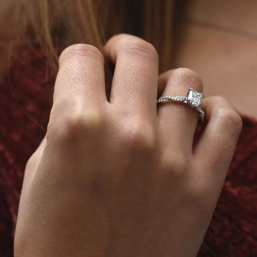 Goldener Verlobungsring mit Diamanten Boaz
