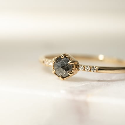Ring aus Gold mit einzigartigem Salt and Pepper Diamanten Zamiel