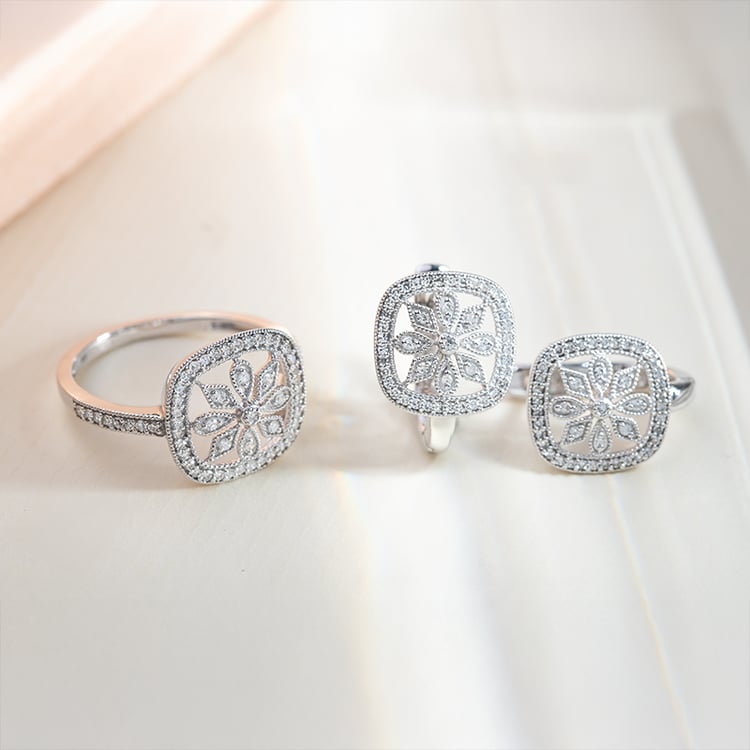 Goldener Ring mit Diamantenblüte Liliane 152023