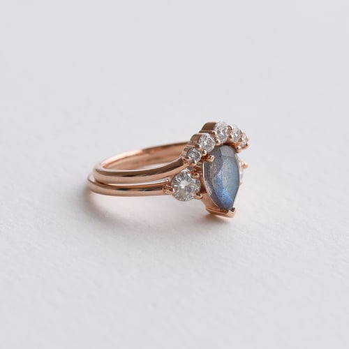Set von Ringen aus Gold mit Labradorit und Moissaniten Bechet