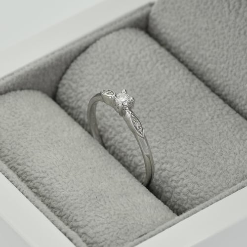 Ring mit seitlichen Lab Grown Diamanten Klemen