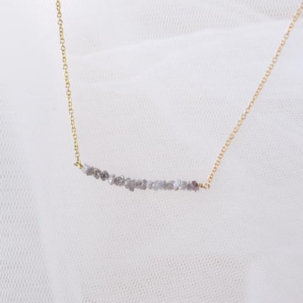Goldener Choker mit rosa ungeschliffenen Diamanten Wandalee