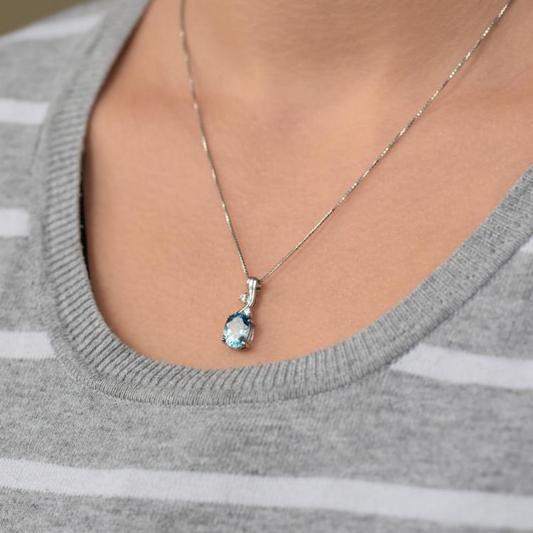 Silberkette auf dem Hals mit Schweizerblauem Topas 18599