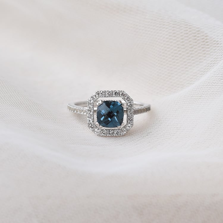 Goldener Halo-Ring mit londoner Topas im Kissenschliff Taranie 67142