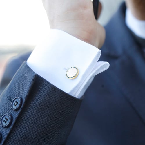 Runde goldene Manschettenknöpfe mit blauen Diamanten Tallis
