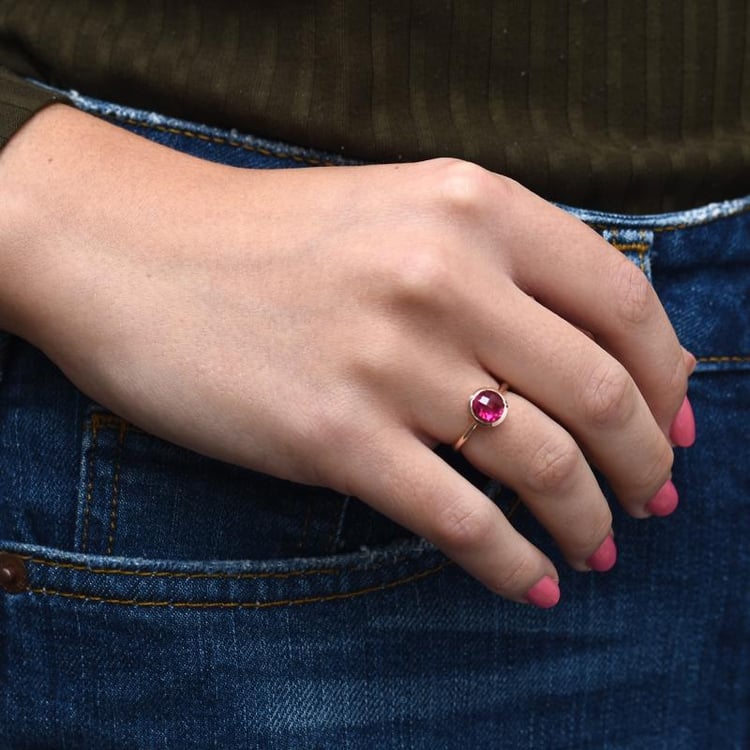 Rubin Ring in Rosegold auf dem Finger 49696