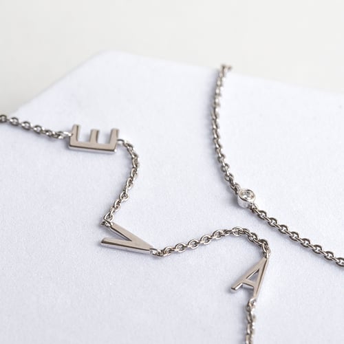 Silberne Halskette mit drei Buchstaben Ihrer Wahl und Lab Grown Diamanten Lupe