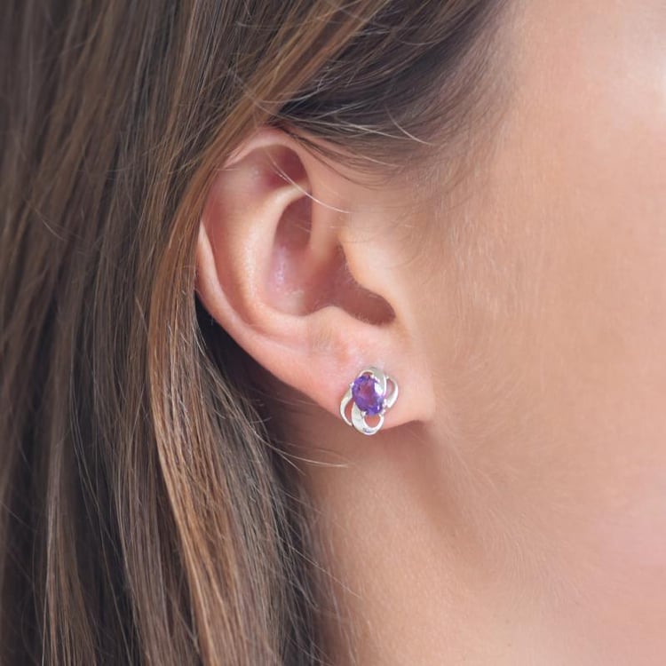 Silber Ohrringe mit Amethyst auf dem Ohr 17715