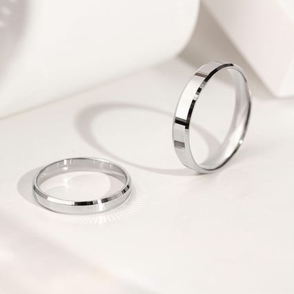 Goldene Trauringe mit abgeschrägten Kanten und unkonventioneller Oberfläche Roel