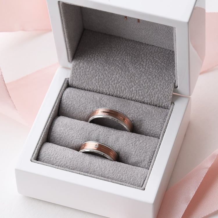 Zarte Eheringe mit einem Diamanten Cupid 76780