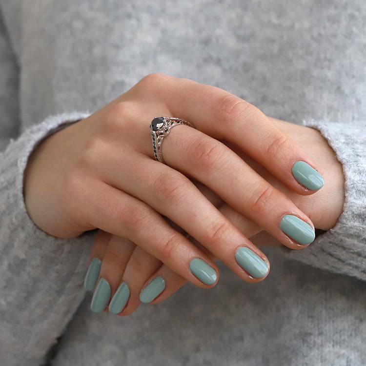 Damenhand mit Vintage Ring mit schwarzen Diamanten 74324