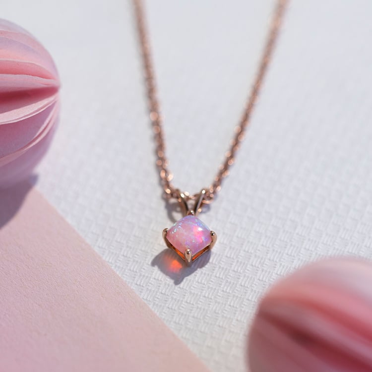 Goldener Anhänger mit rosa Kissenschliff Opal Emyr 109327