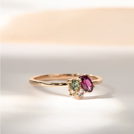 Cluster-Ring mit Rodolithgranat, Saphir, Morganit und Olivin Bluma