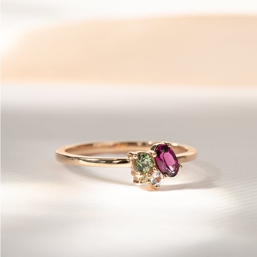 Cluster-Ring mit Rodolithgranat, Saphir, Morganit und Olivin Bluma