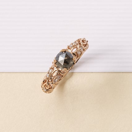 Verlobungsring im Vintage-Stil mit einem Salt and Pepper Diamanten Chantal