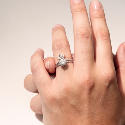 Ring in V-Form mit Marquise Diamanten Riori