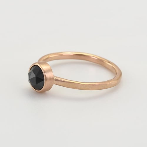 Goldring mit schwarzem Rosenschliff-Diamant Cleve
