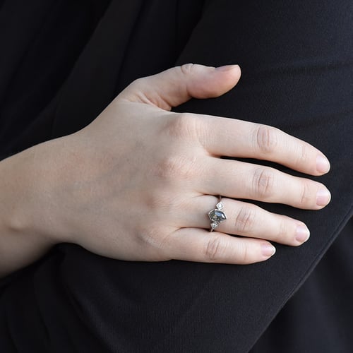 Ring mit Hexagon Salt and Pepper Diamanten Leyla