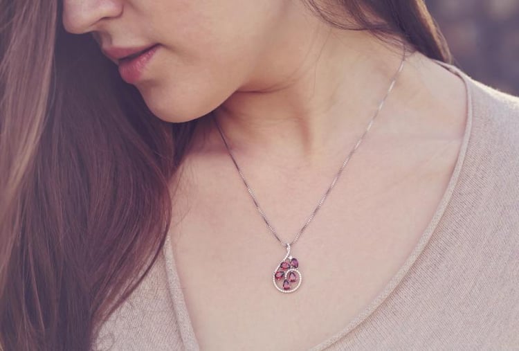 Halskette mit Granat auf dem Hals 9709