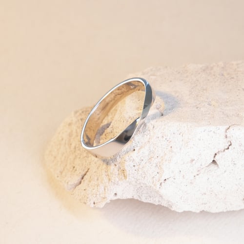Goldene Eheringe mit Twist und Diamanten Lasha
