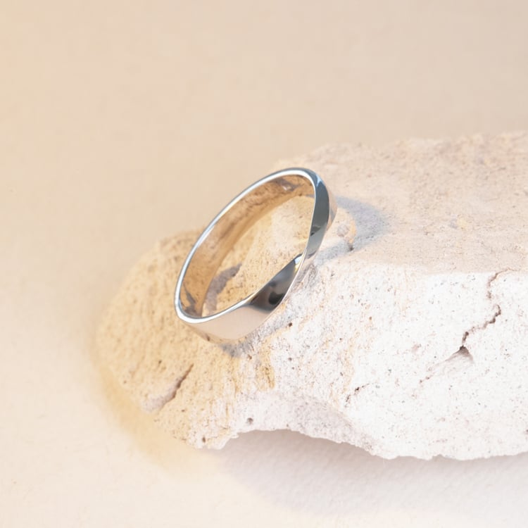 Goldene Eheringe mit Twist und Diamanten Lasha 100927