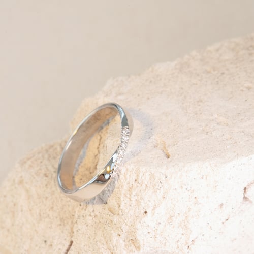Raffinierter Ring mit Diamanten Lasha