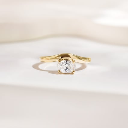 Atypischer Verlobungsring mit ovalem Diamanten Adina