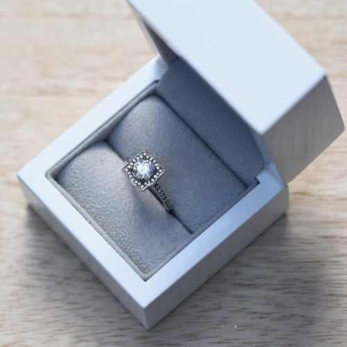 Luxuriöser Verlobungsring mit Diamant im Halostil Olva