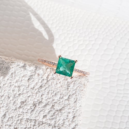 Ring mit einem Smaragd in Princess Form und Diamanten Kip
