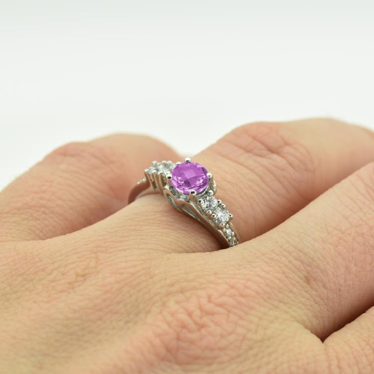 Saphir und Zirkonia Ring auf dem Finger 16537