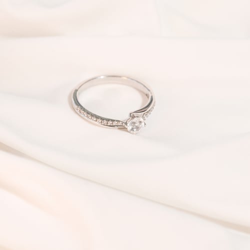 Verlobungsring mit seitlichen Diamanten Lileas