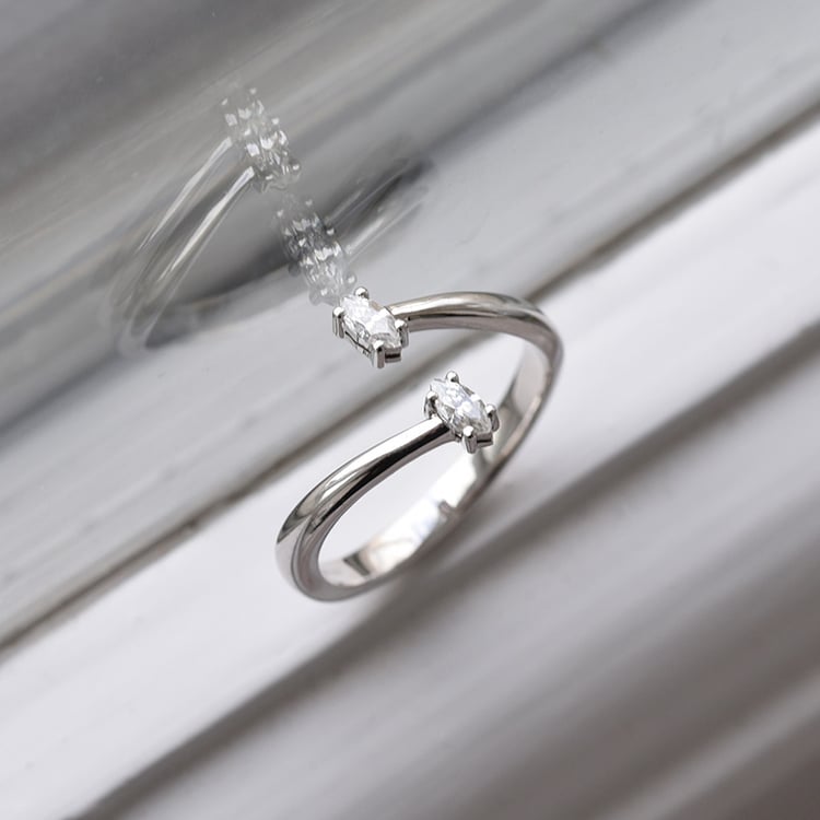 Ungewöhnlicher Ring aus Gold Alik 84404