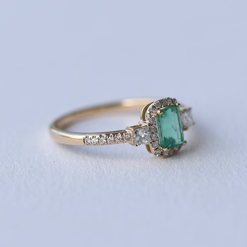 Goldener Verlobungsring mit Smaragd und Diamanten Dery