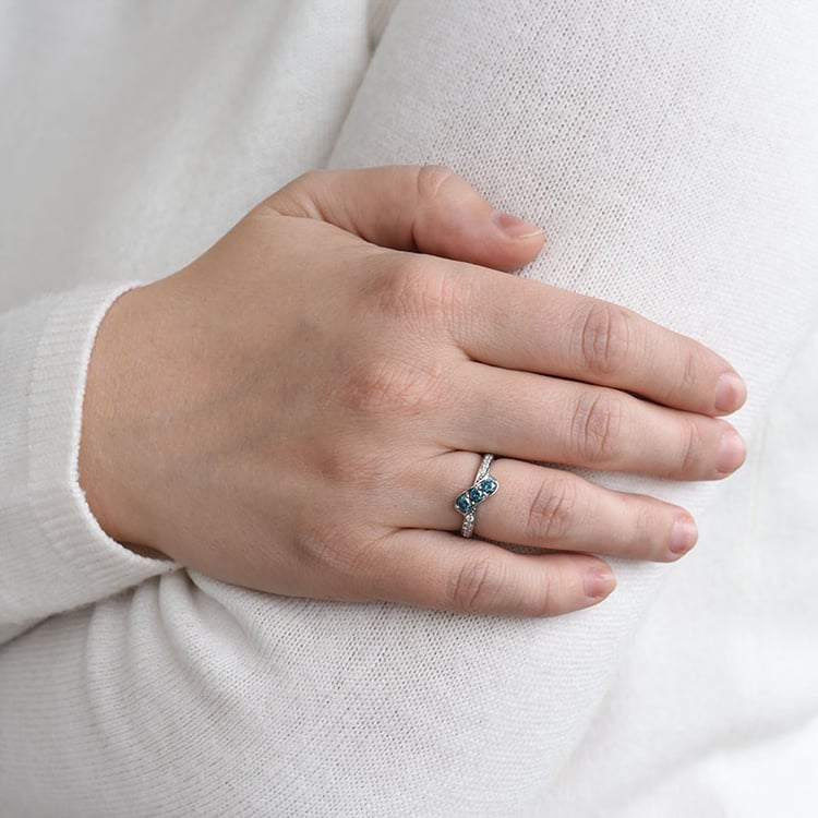 Blaue und weiße Diamanten im Ring Cresida 88636